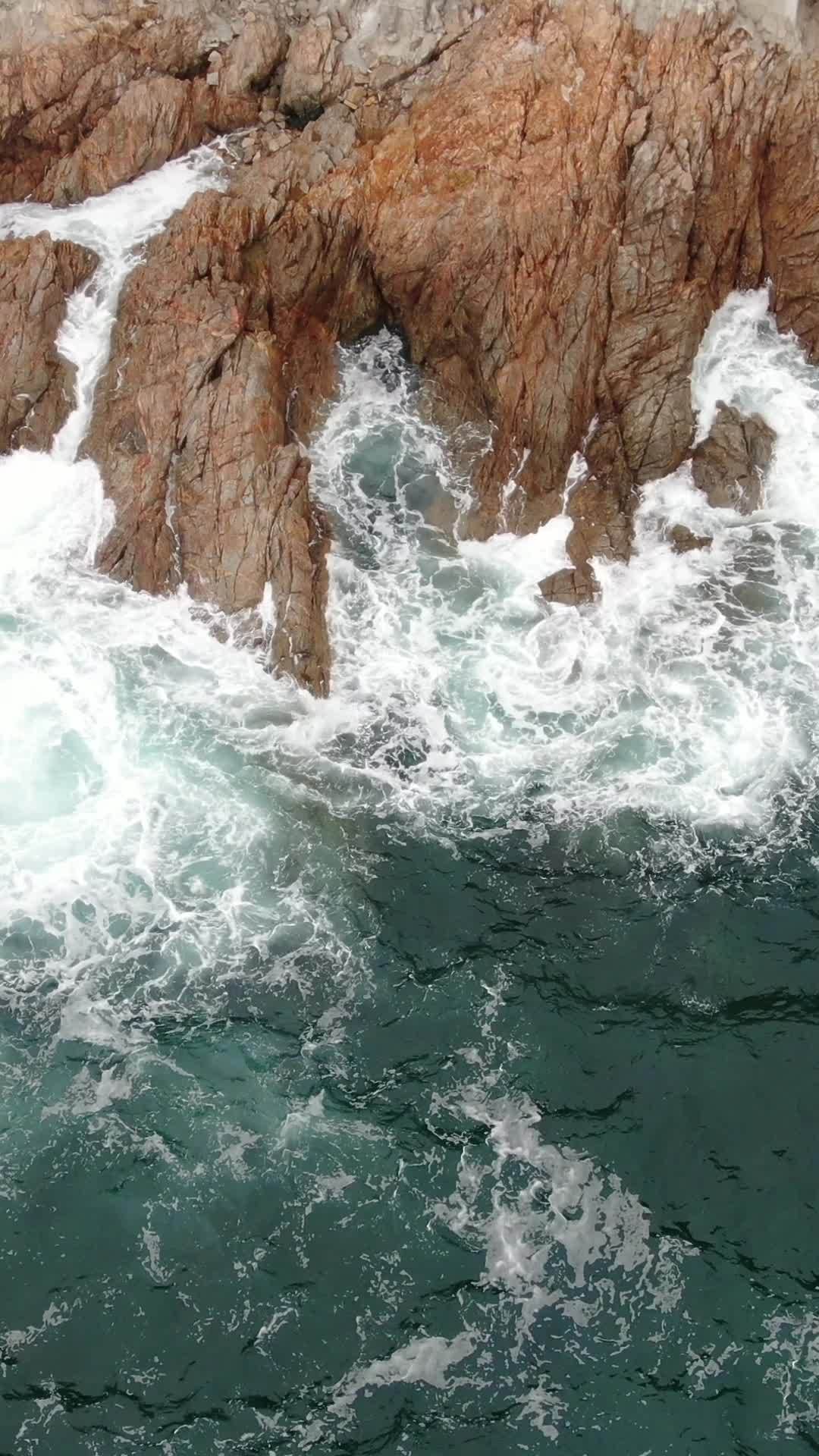岩石海岸的波涛