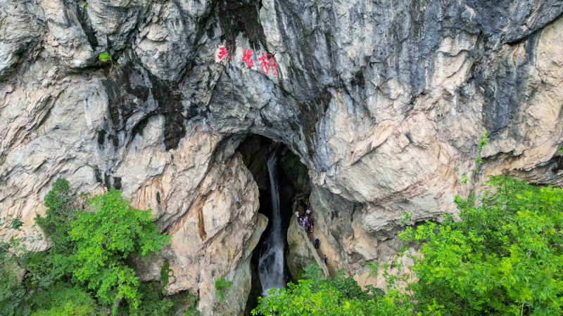 航拍湖北神农架天生桥景区