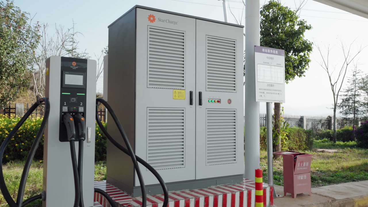 户外电动汽车充电站