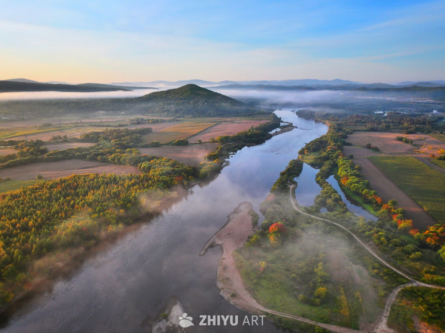 雾漫秋河 山林织锦