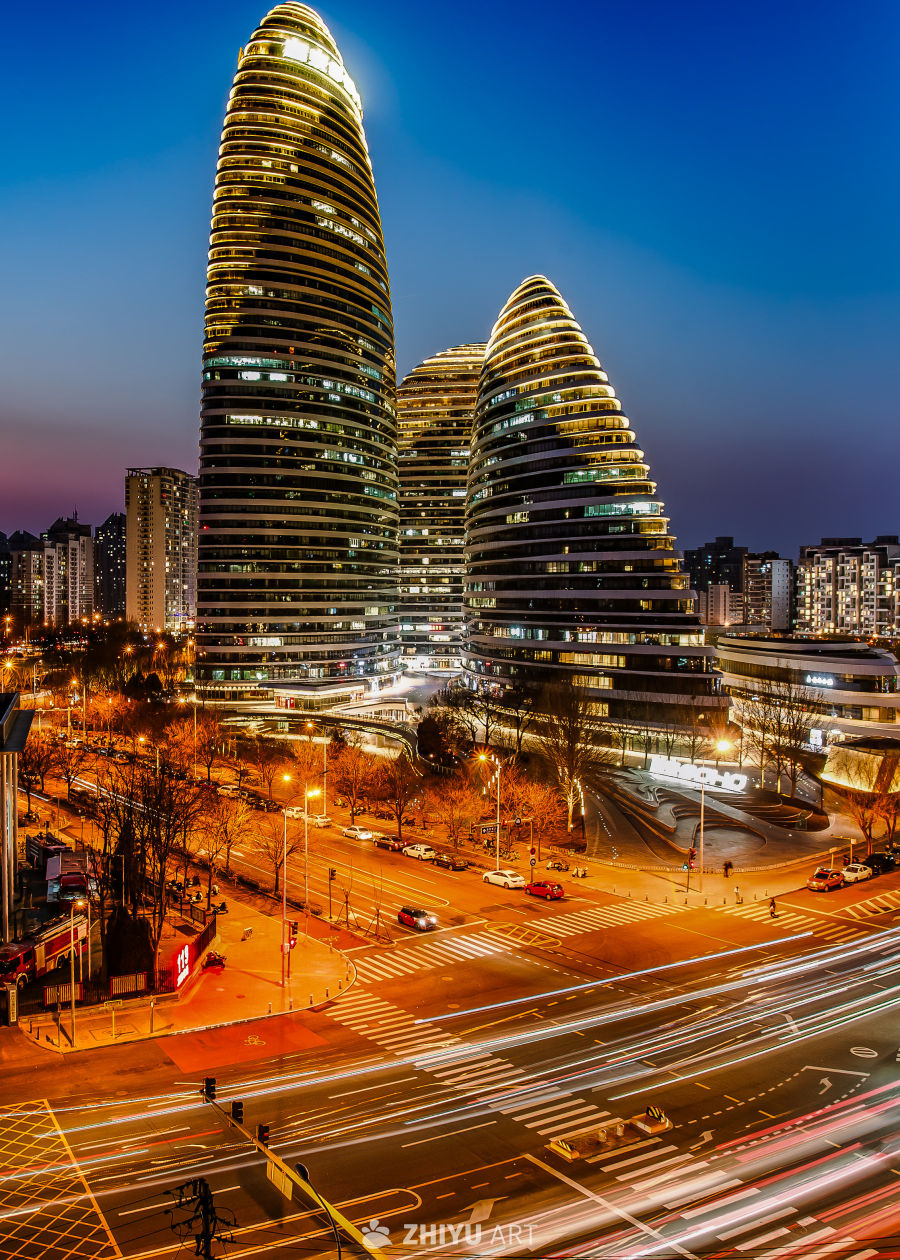 都市夜景：摩天大楼与车流光影