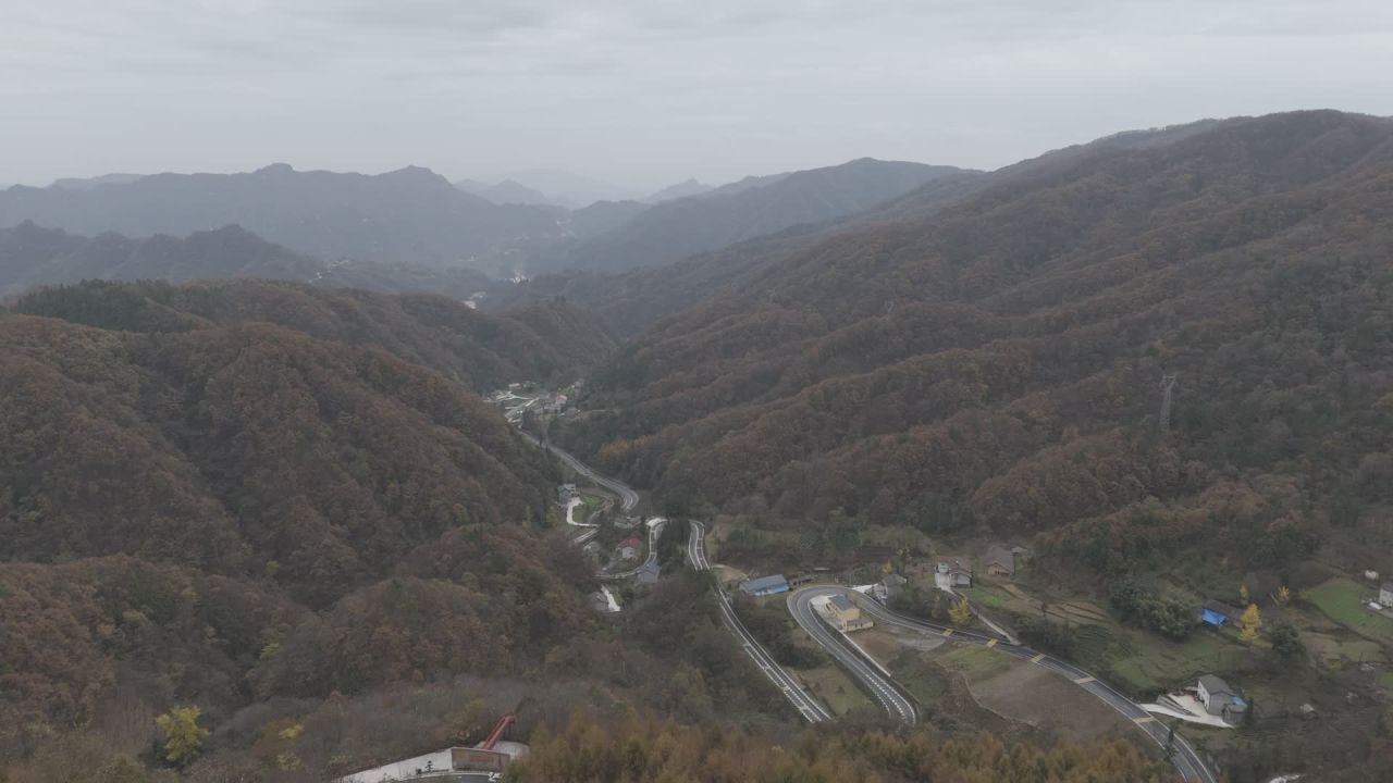航拍山脉公路风景