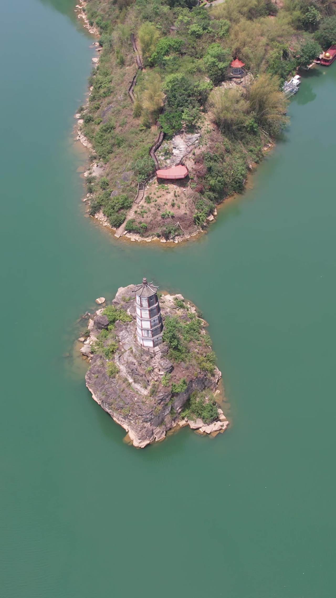 湖中孤岛与古塔