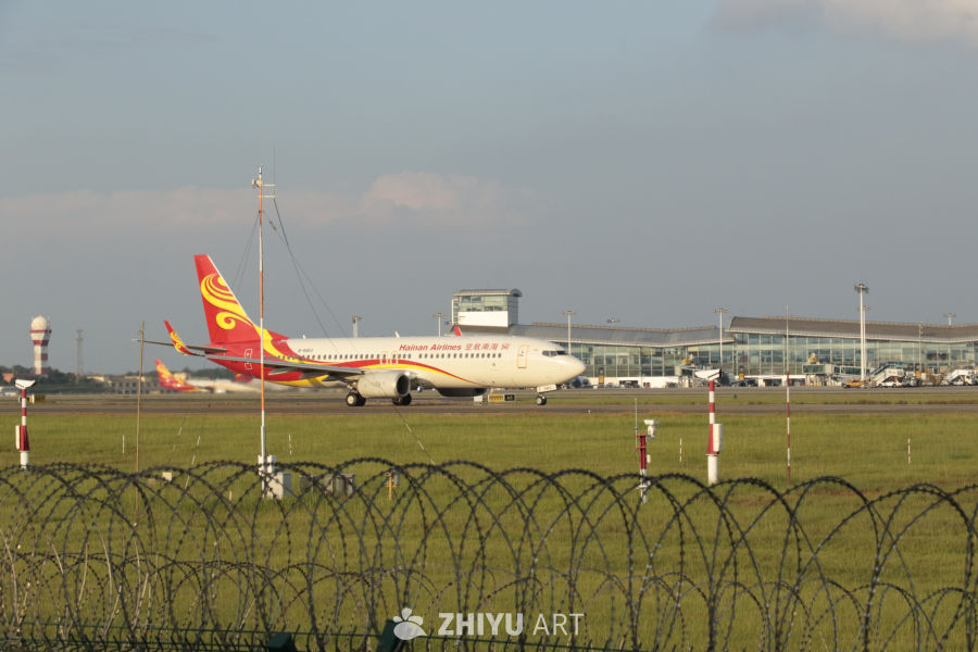 海南航空飞机在机场跑道上
