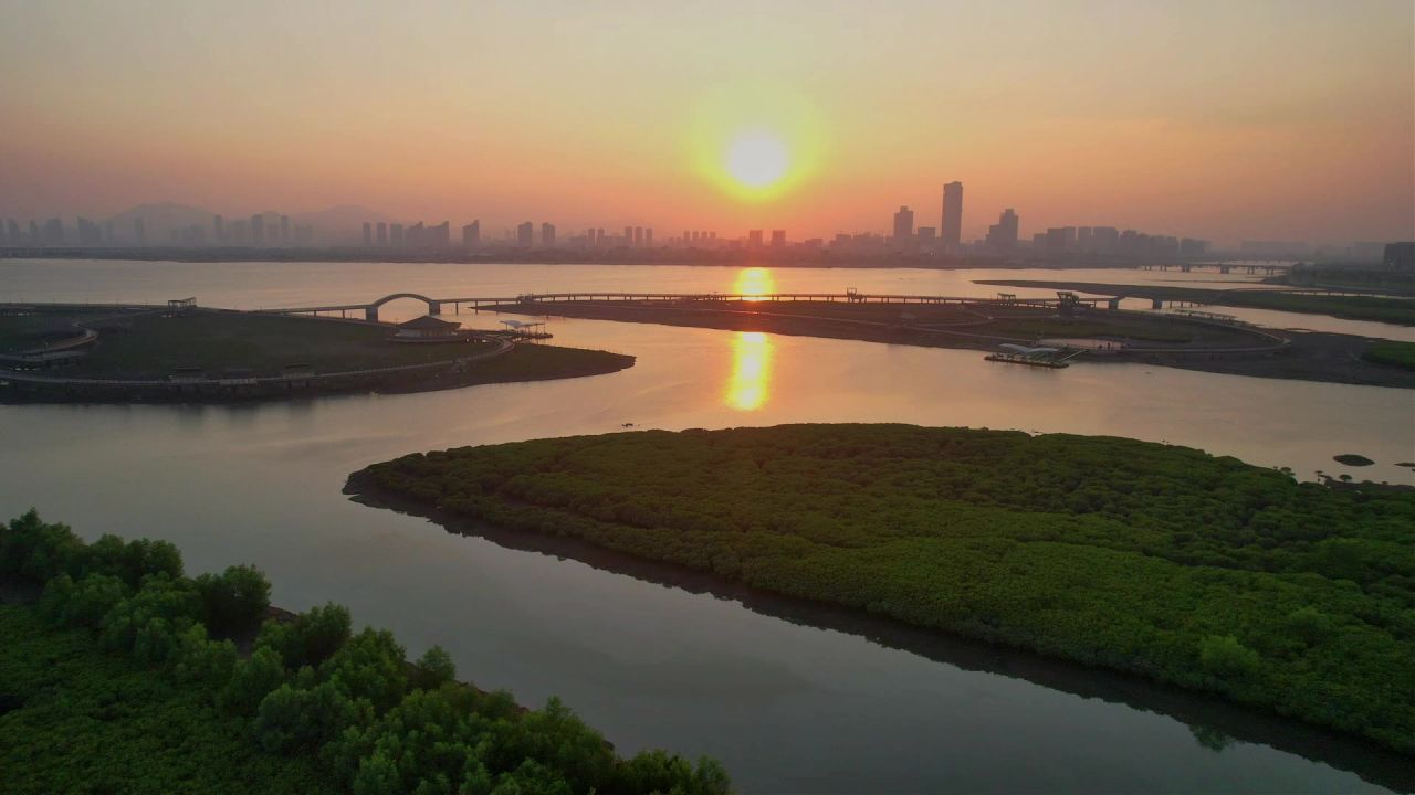 航拍下潭尾湿地公园日落