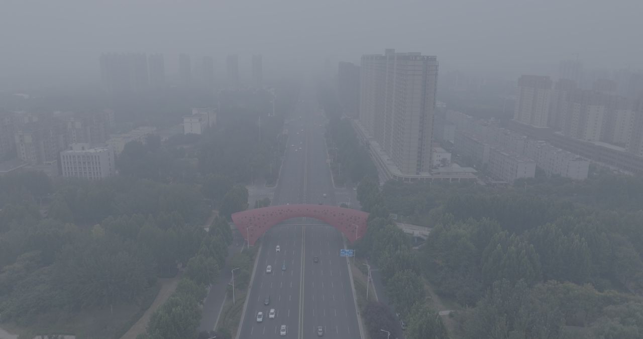 雾中城市景象