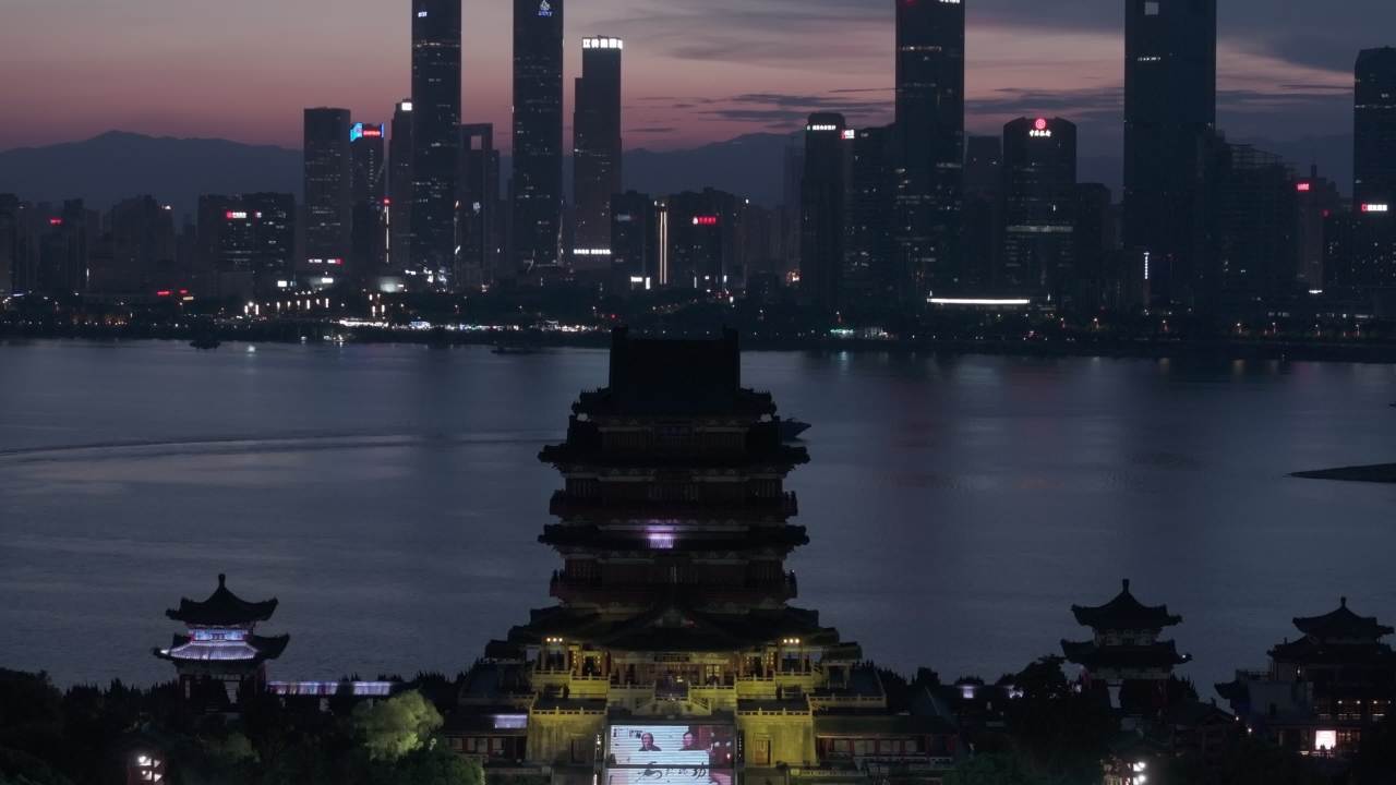 城市与古塔的夜晚交响