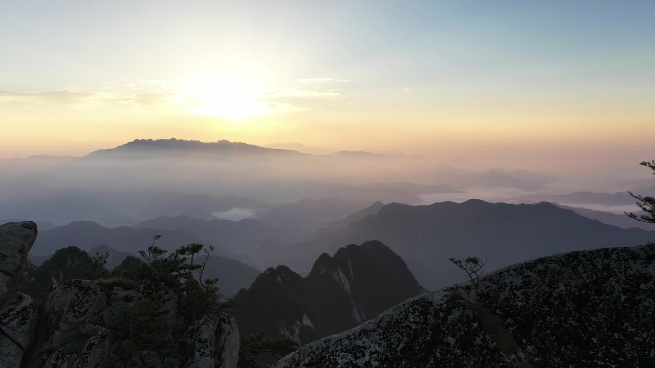 日出山巅，云海缭绕