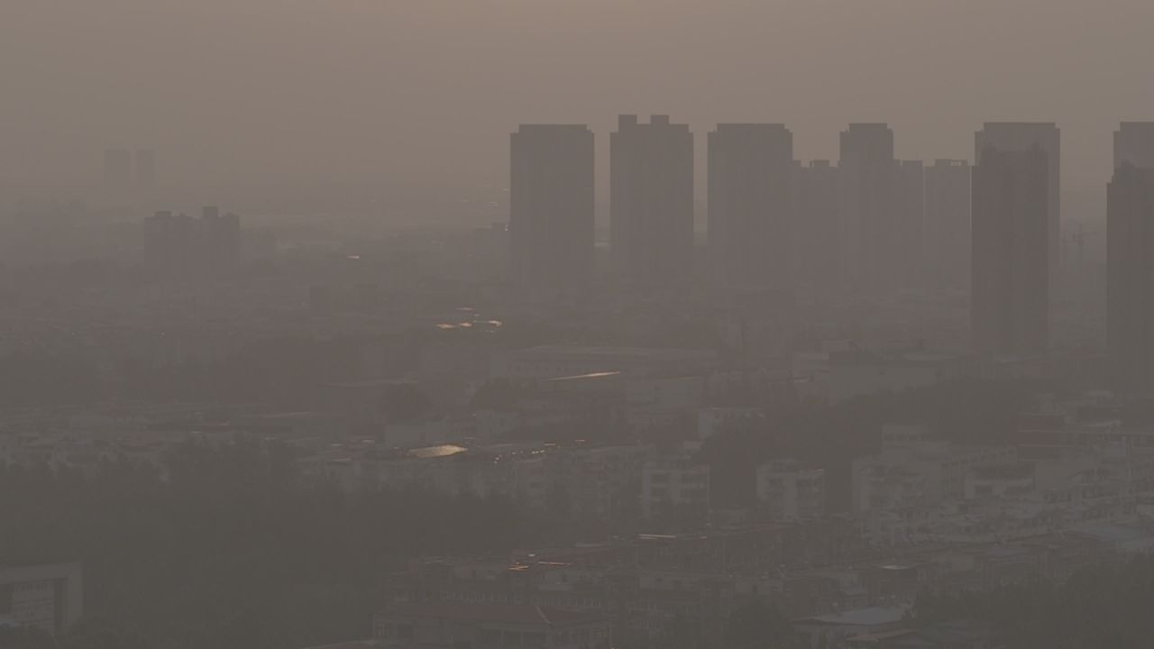 雾中城市剪影