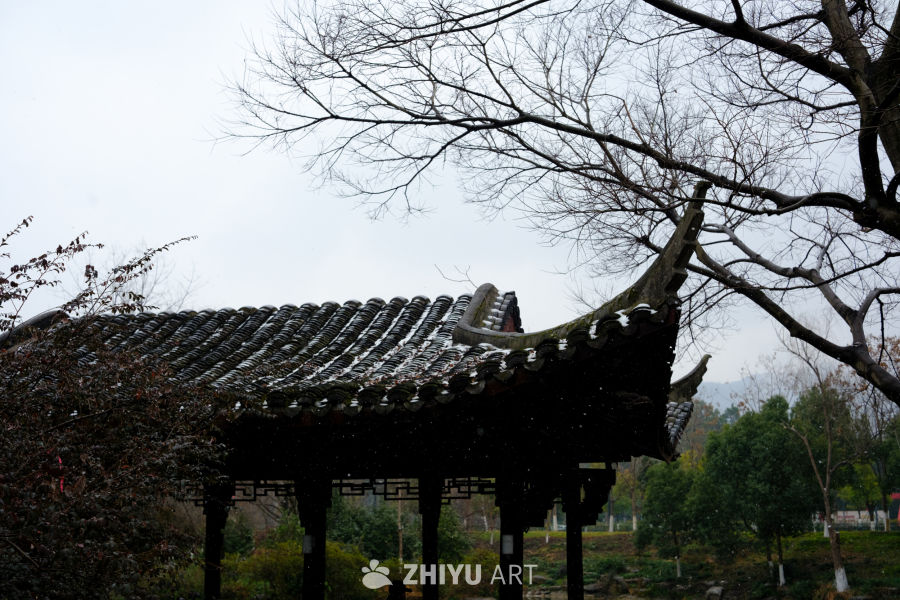 雪落古亭，冬日静谧