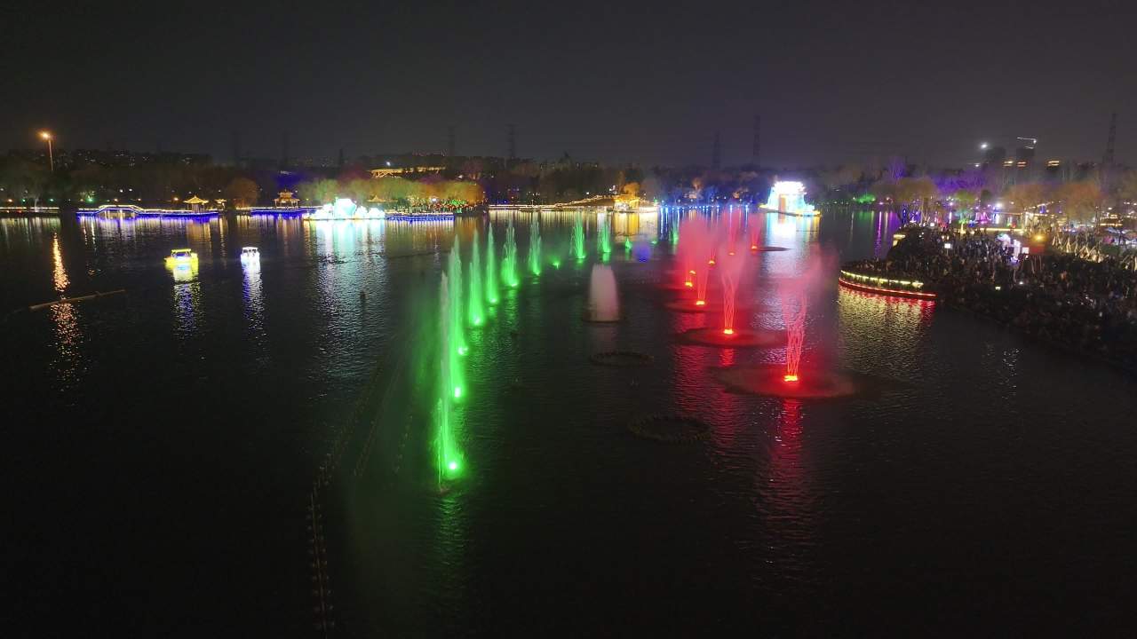 夜晚的喷泉灯光秀