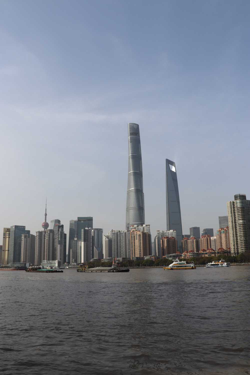 站在复兴东路轮渡口，眺望浦东陆家嘴