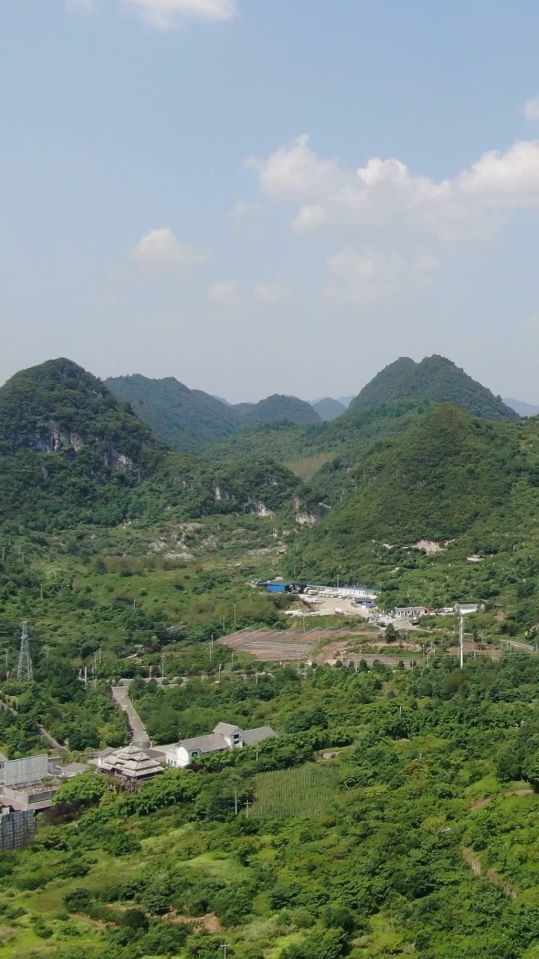 航拍贵州大山山脚村寨竖屏