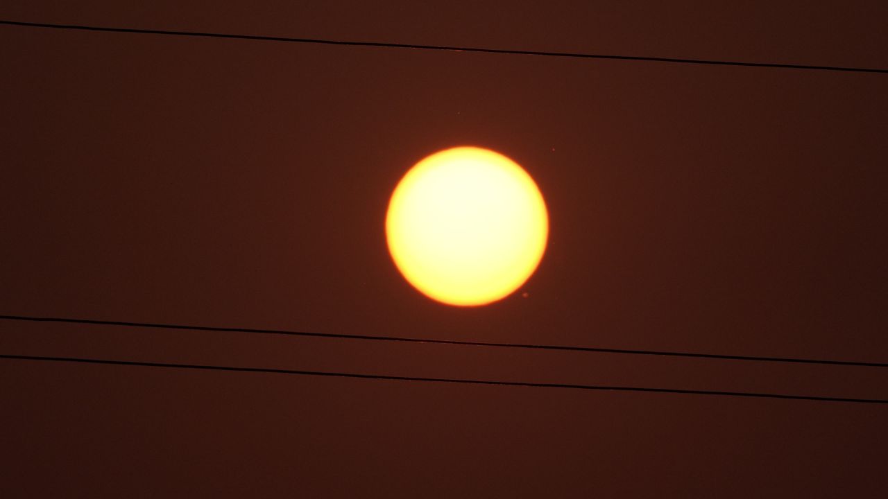太阳日出日落夕阳逆光刺眼星芒