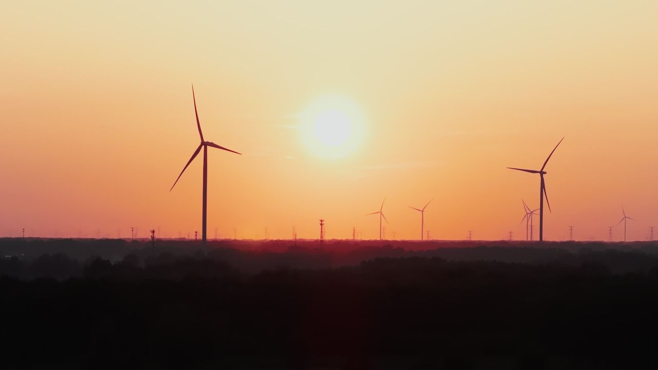 夕阳下的风电航拍