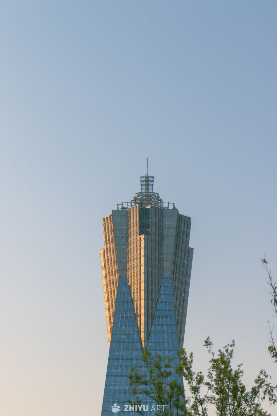 现代摩天大楼的清晨剪影