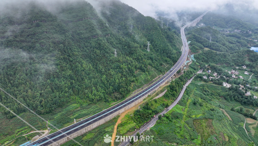 山间高速公路云雾缭绕 10