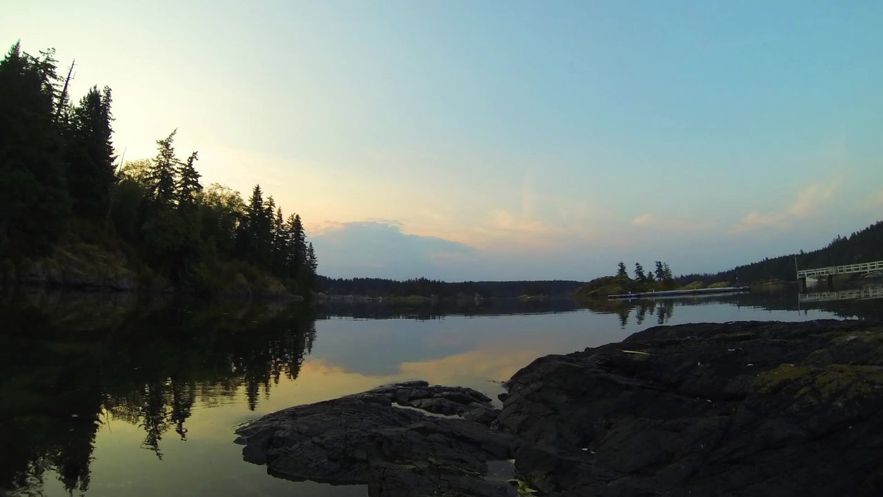 湖平静安静日出