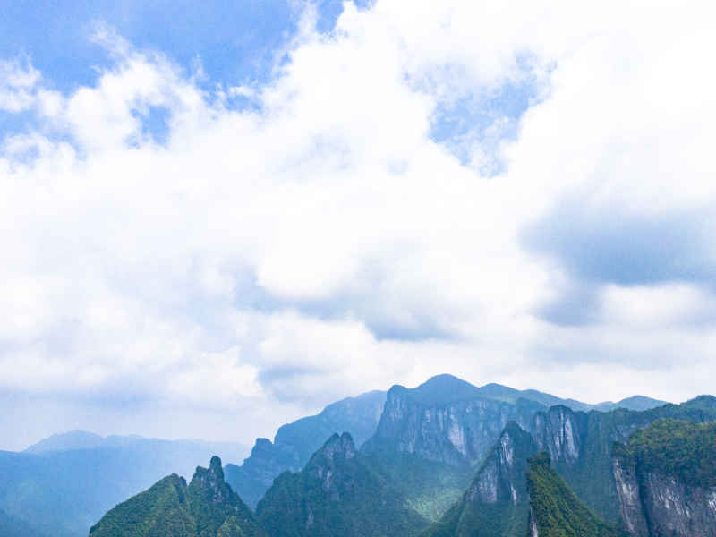 祖国壮丽山河湖南张家界奇山