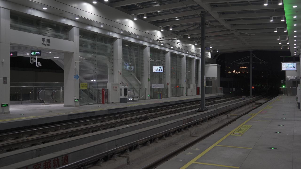 夜晚佛山南海有轨电车站台内全景