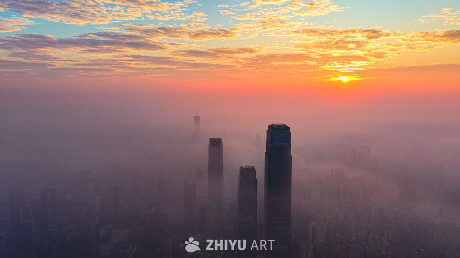 晨曦中的城市剪影