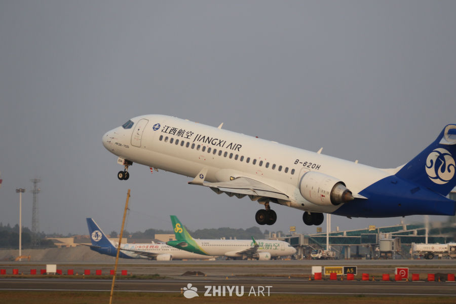 江西航空ARJ21-700飞机起飞