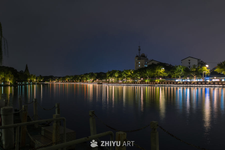 夜湖静谧光影