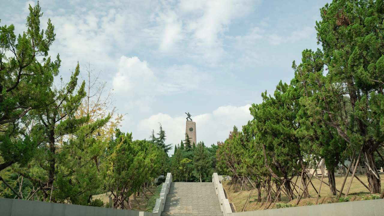 静谧的雕像与自然