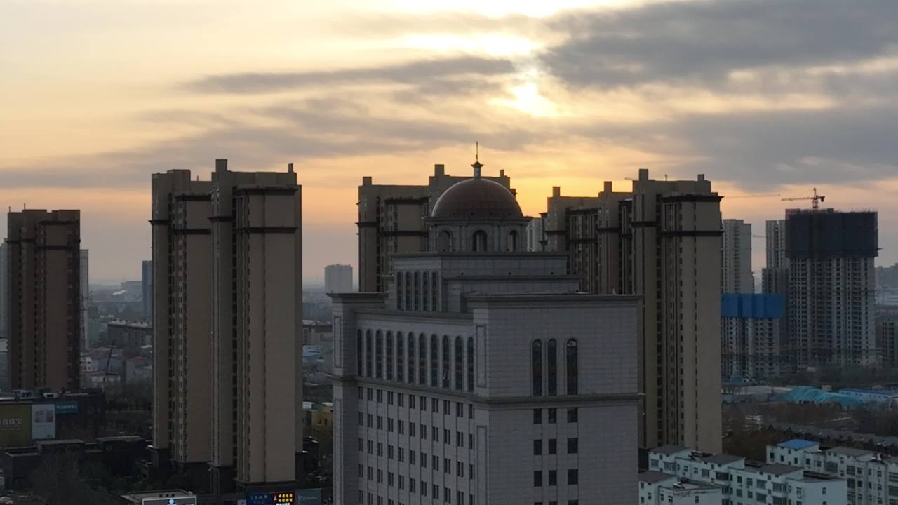 城市日落的静谧时光