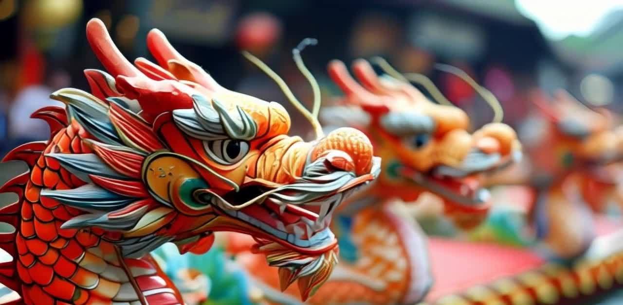 节日氛围下的彩色龙形装饰