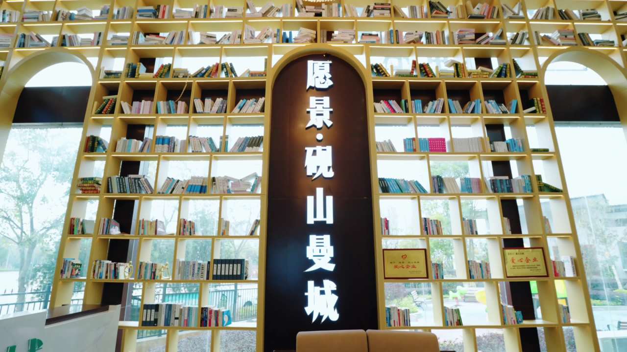 现代图书馆的宁静角落