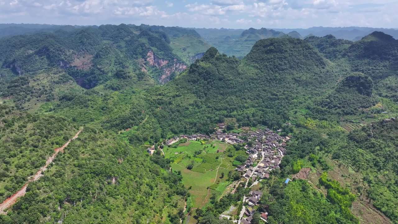 4k雨补鲁天坑乡村风景 乡村生活环境航拍