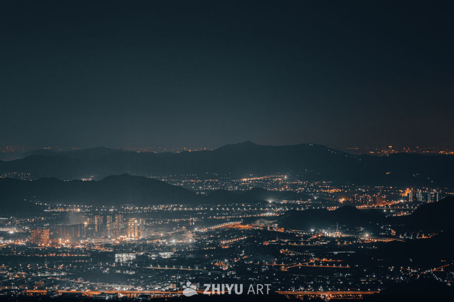 夜幕下的城市山景