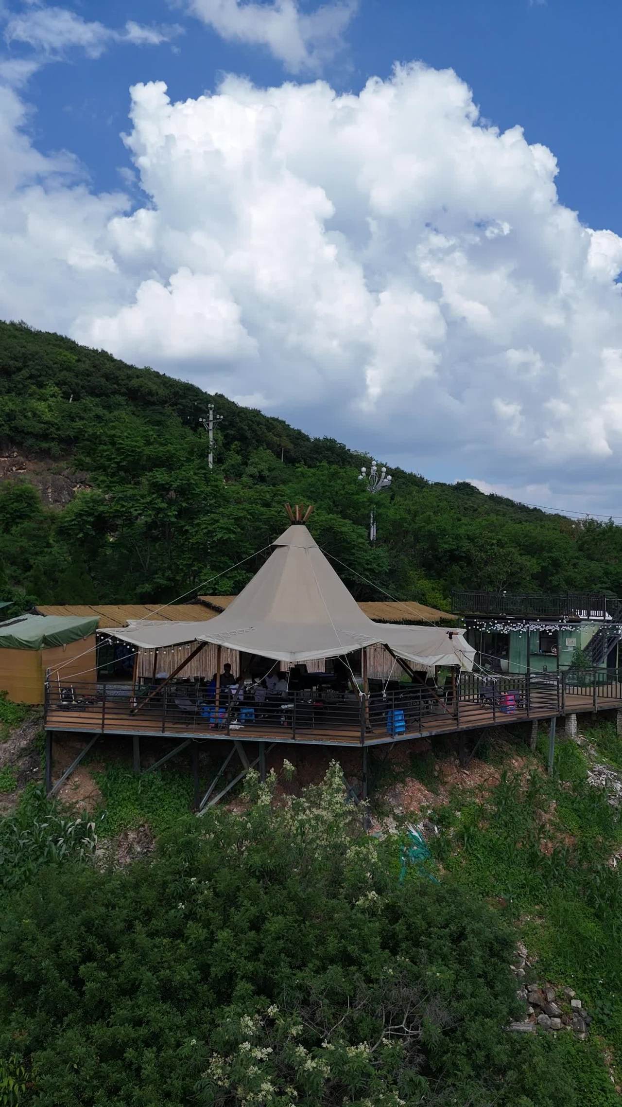 山间帐篷露营