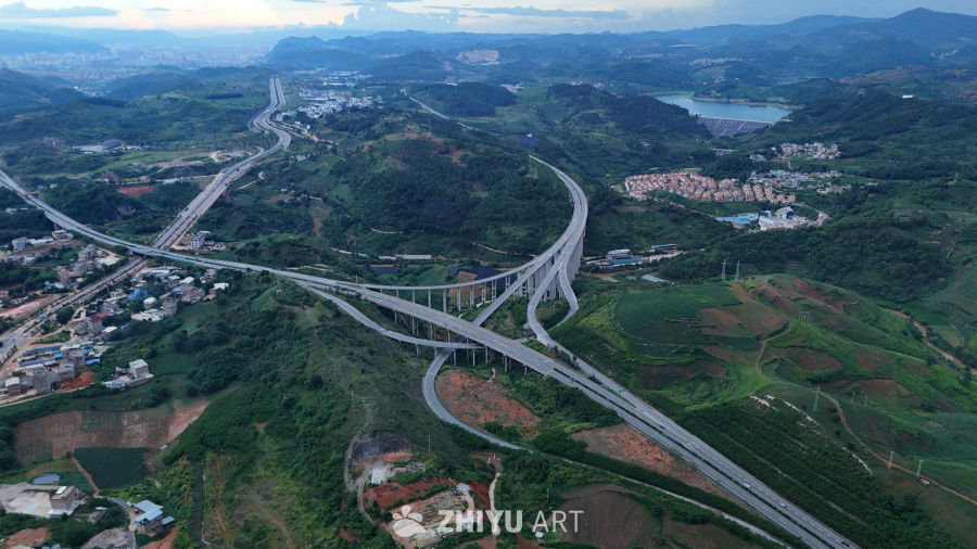 山间蜿蜒的高速公路