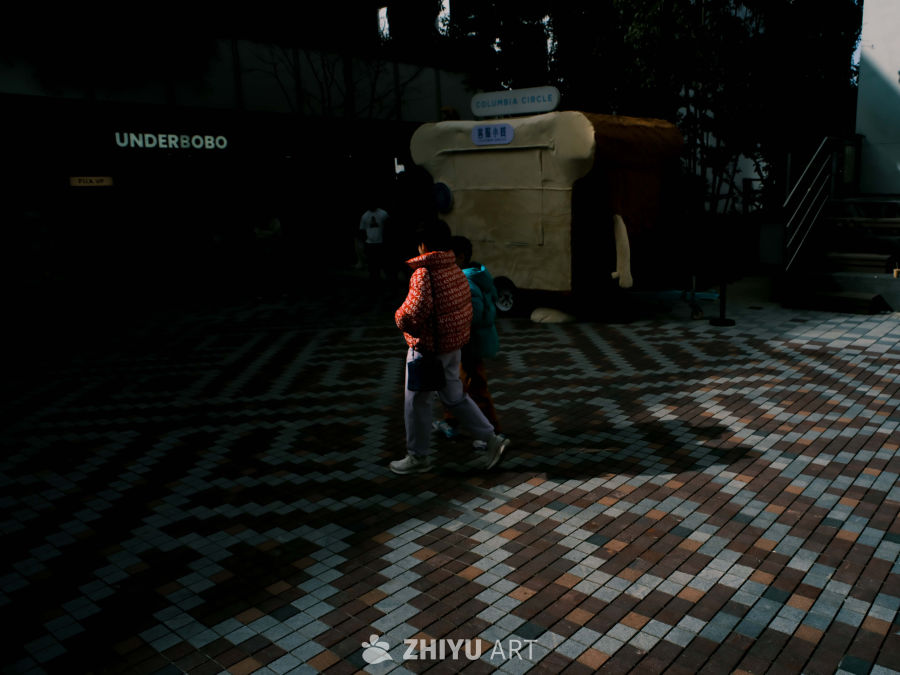 街头光影中的面包与行人