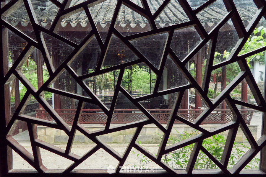 苏州耦园内几何纹样花窗与园林庭院