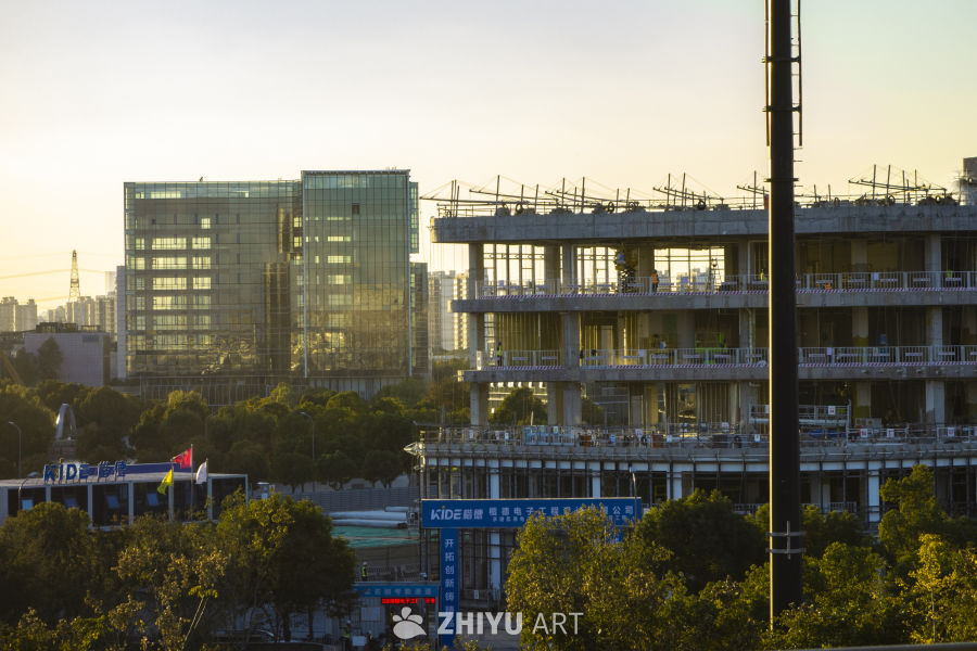 城市建筑工地日落景象