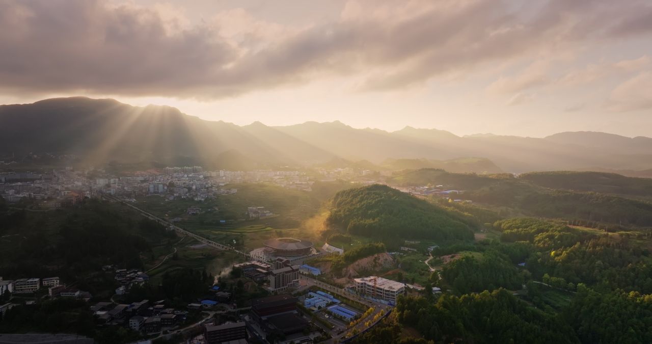 贵州黔东南丹寨县日落丁达尔效应城市风光航拍