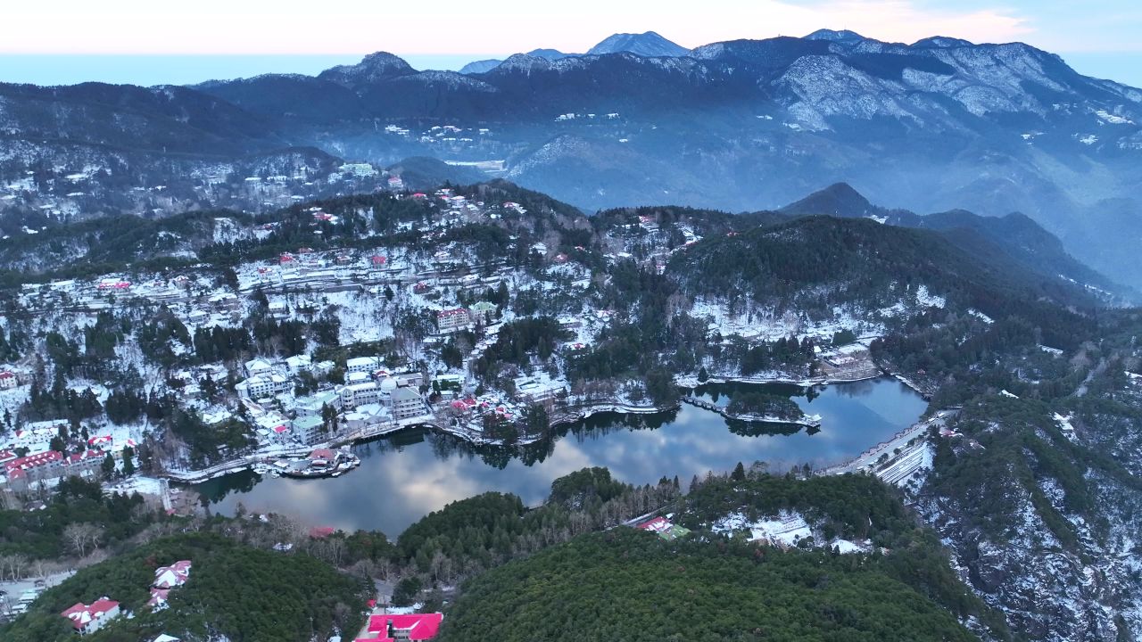4K航拍江西庐山如琴湖冬天雪景自然风光