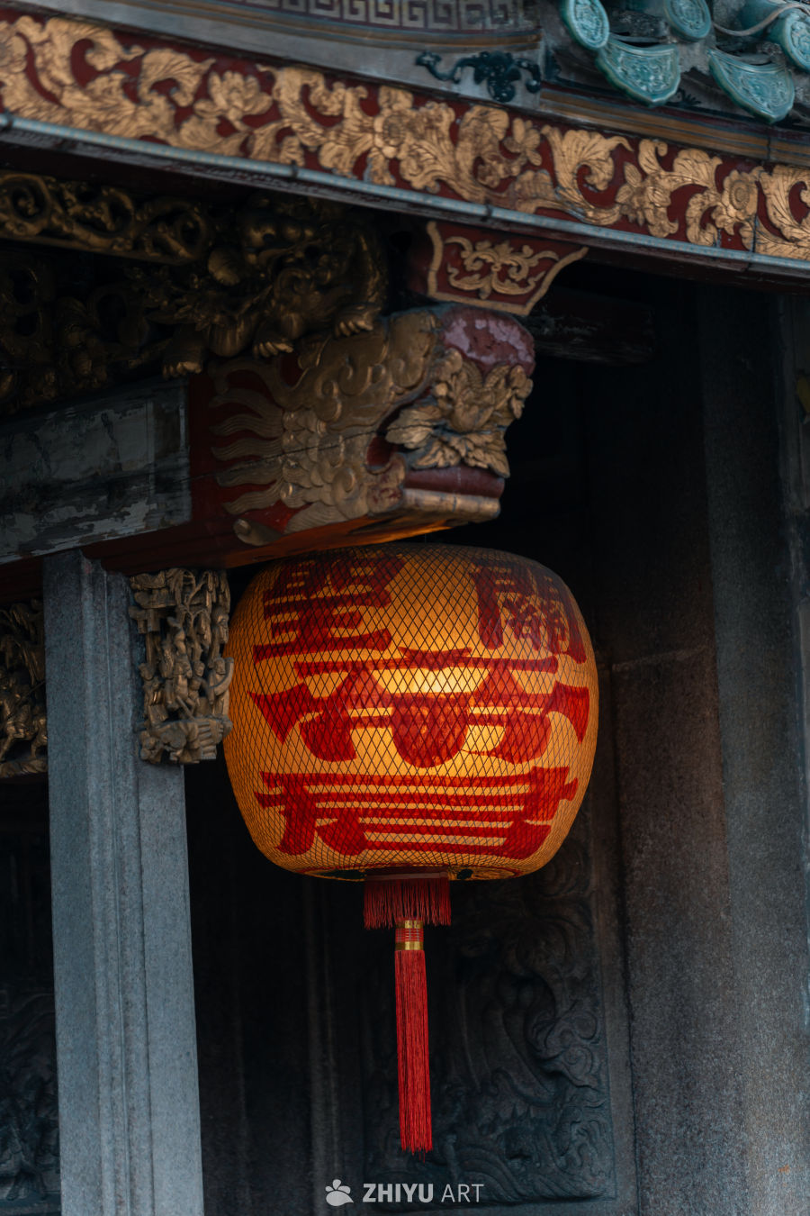 古建筑前的红灯笼