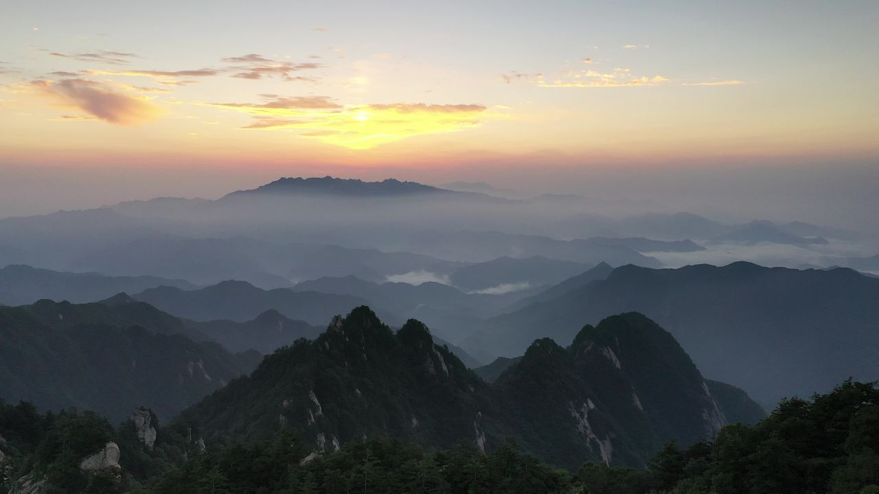 日出山巅的宁静之美