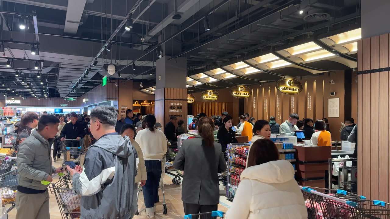 4K胖东来超市人流量高清 13