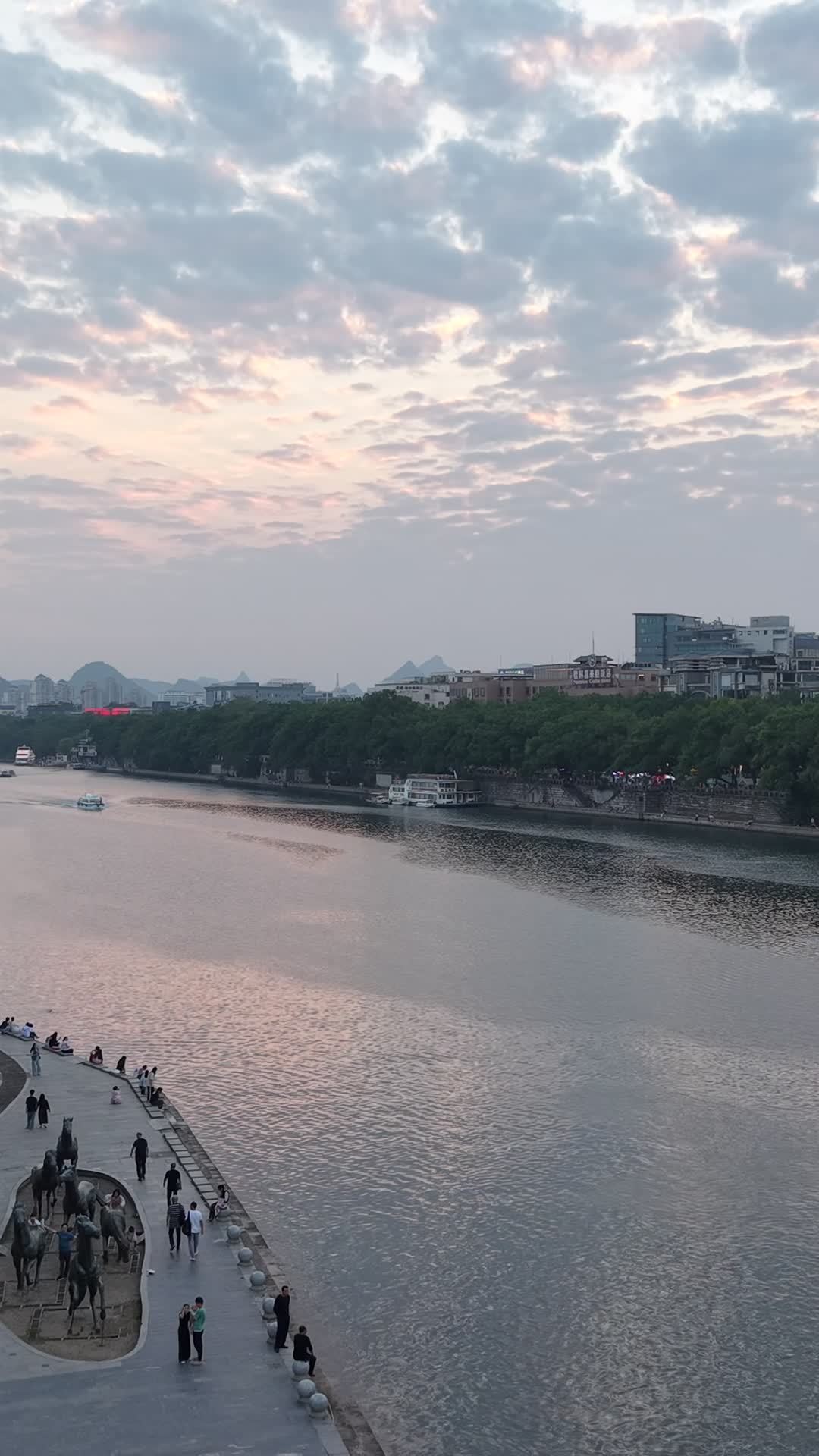 夕阳下的河畔漫步