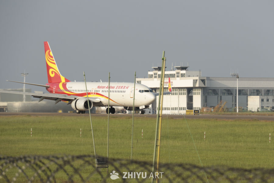 海南航空飞机在机场跑道待命