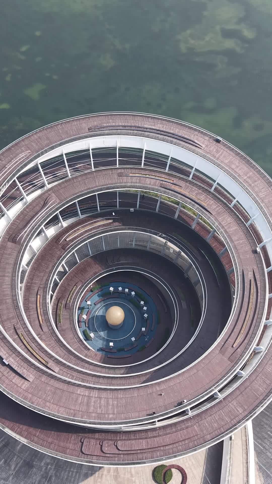 空中旋转的螺旋楼梯