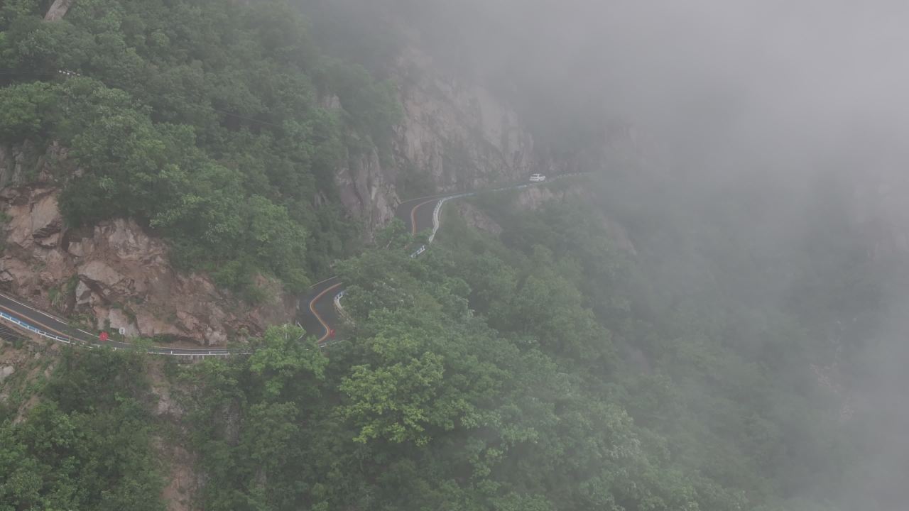 云雾中的山间公路
