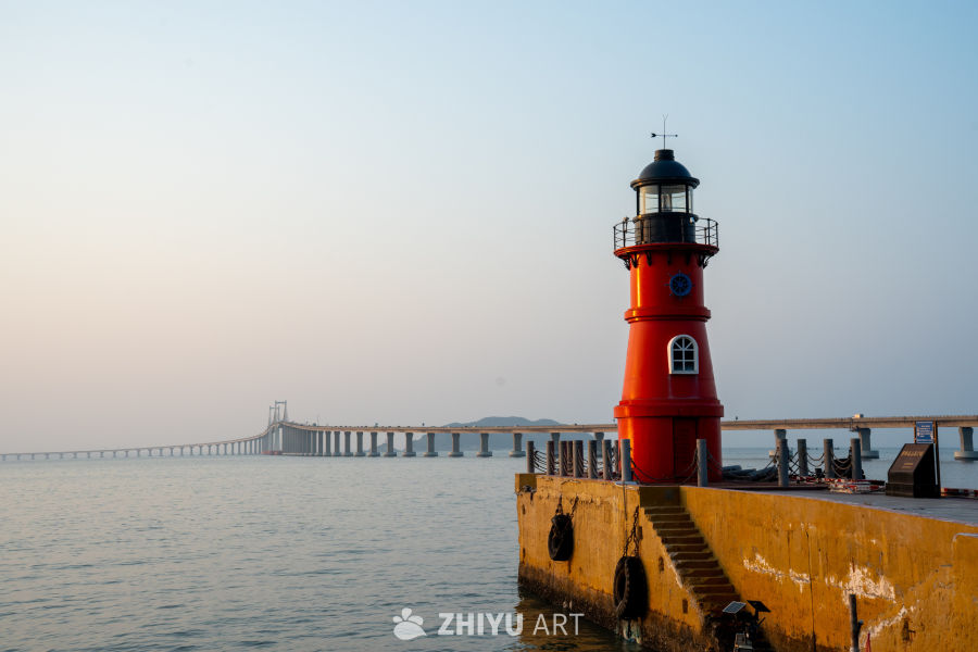 海滨灯塔与长桥