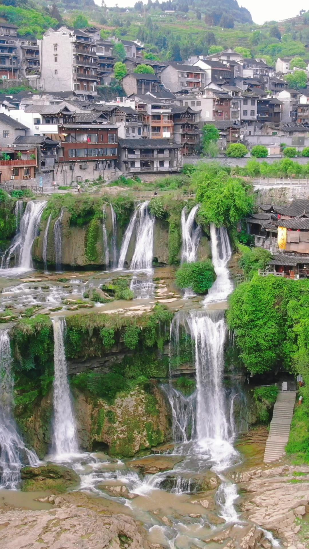 旅游景区湖南芙蓉镇瀑布竖屏
