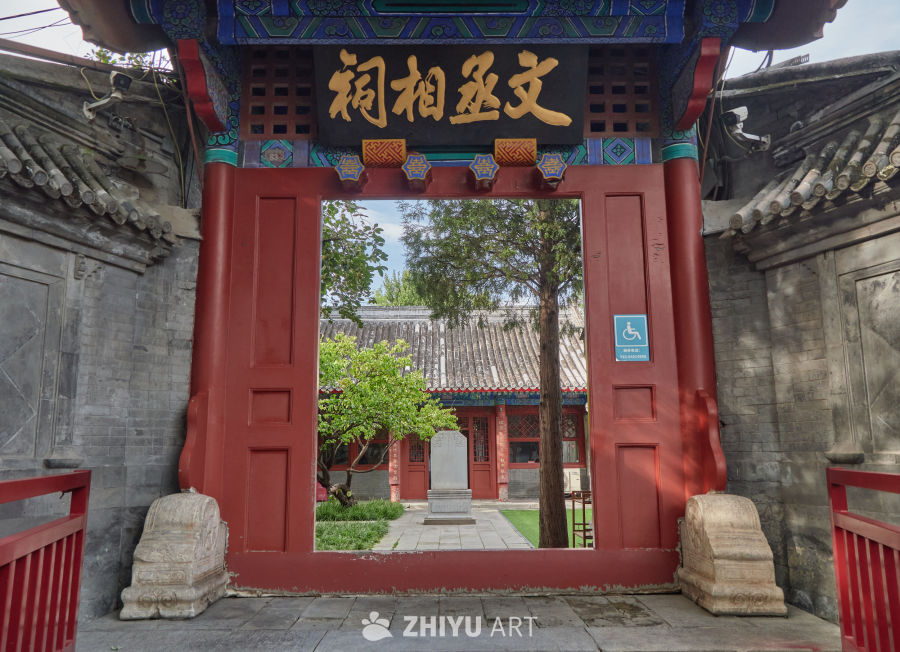 北京市东城区文天祥祠的古朴大门景观